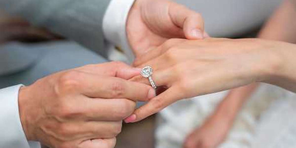 Tips to Buying an Engagement Ring According to Diamond Experts